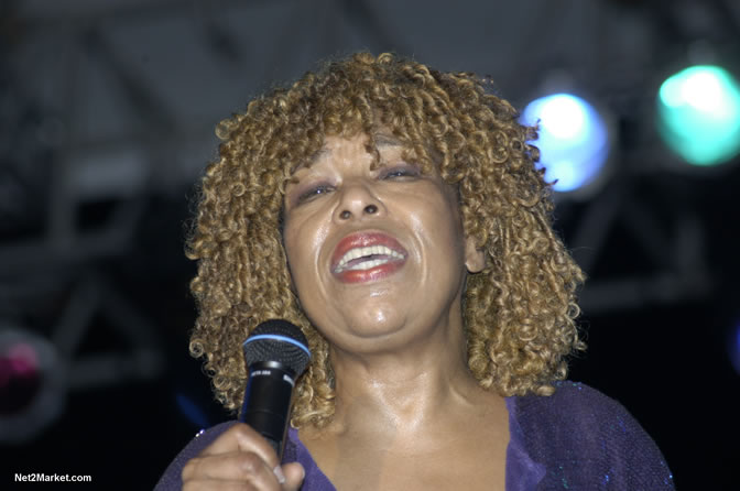 Roberta Flack - Air Jamaica Jazz & Blues 2005 - The Art Of Music - Cinnamon Hill Golf Course, Rose Hall, Montego Bay - Negril Travel Guide, Negril Jamaica WI - http://www.negriltravelguide.com - info@negriltravelguide.com...!