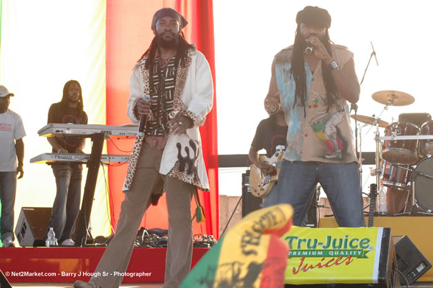 Tony Rebel Closing Tru-Juice Rebel Salute 2007 - Saturday, January 13, 2007, Port Kaiser Sports Club, St. Elizabeth - Negril Travel Guide, Negril Jamaica WI - http://www.negriltravelguide.com - info@negriltravelguide.com...!