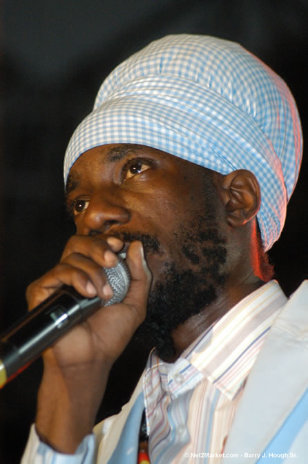 Sizzla - Red Stripe Reggae Sumfest 2005 - Dancehall Night - July 21th, 2005 - Negril Travel Guide, Negril Jamaica WI - http://www.negriltravelguide.com - info@negriltravelguide.com...!