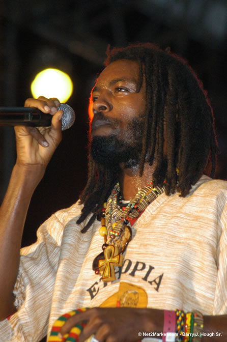 IWayne - Red Stripe Reggae Sumfest 2005 - Dancehall Night - July 21th, 2005 - Negril Travel Guide, Negril Jamaica WI - http://www.negriltravelguide.com - info@negriltravelguide.com...!