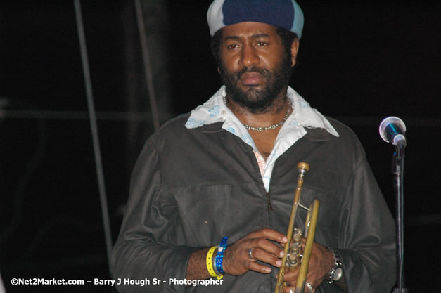 Dwayne Stephenson - Red Stripe Reggae Sumfest 2007 - Zenith - Saturday, July 21, 2007 - Catherine Hall, Montego Bay, St James, Jamaica W.I. - Negril Travel Guide, Negril Jamaica WI - http://www.negriltravelguide.com - info@negriltravelguide.com...!