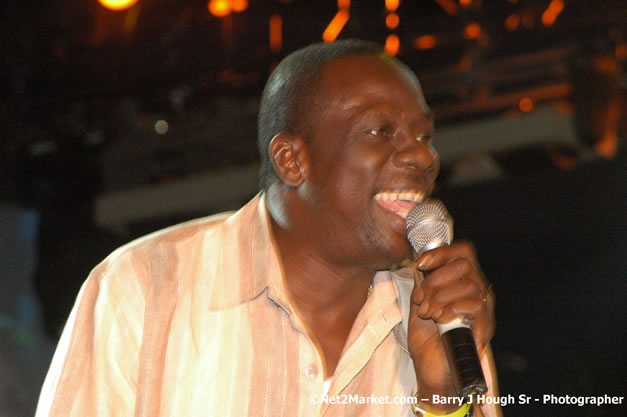 Leroy Sibbles - Red Stripe Reggae Sumfest 2007 - Zenith - Saturday, July 21, 2007 - Catherine Hall, Montego Bay, St James, Jamaica W.I. - Negril Travel Guide, Negril Jamaica WI - http://www.negriltravelguide.com - info@negriltravelguide.com...!