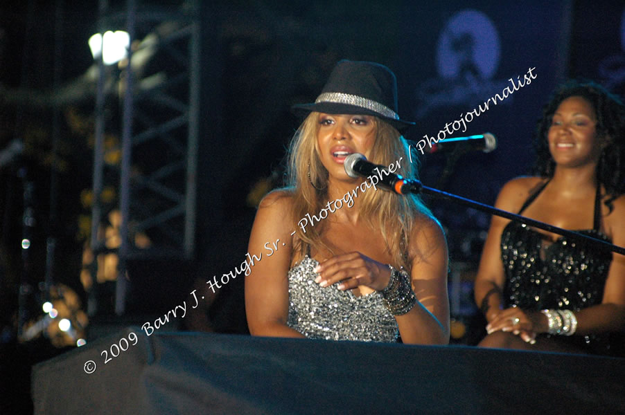 Toni Braxton @ Reggae Sumfest 2009 - International Night 2 - Reggae Sumfest 2009,Catherine Hall, Montego Bay, St. James, Jamaica W.I. - Saturday, July 25, 2009 - Reggae Sumfest 2009, July 19 - 25, 2009 - Photographs by Net2Market.com - Barry J. Hough Sr. Photojournalist/Photograper - Photographs taken with a Nikon D70, D100, or D300 - Negril Travel Guide, Negril Jamaica WI - http://www.negriltravelguide.com - info@negriltravelguide.com...!