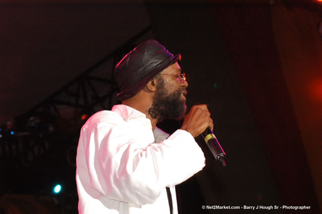 Beres Hammond - Red Stripe Reggae Sumfest 2006 - The Summit - Jamaica's Greatest, The World's Best - Saturday, July 22, 2006 - Montego Bay, Jamaica - Negril Travel Guide, Negril Jamaica WI - http://www.negriltravelguide.com - info@negriltravelguide.com...!