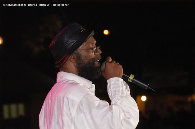 Beres Hammond - Red Stripe Reggae Sumfest 2006 - The Summit - Jamaica's Greatest, The World's Best - Saturday, July 22, 2006 - Montego Bay, Jamaica - Negril Travel Guide, Negril Jamaica WI - http://www.negriltravelguide.com - info@negriltravelguide.com...!