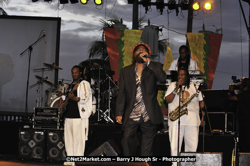 John Holt @ Reggae Sumfest 2008 International Night 2, Catherine Hall, Montego Bay - Saturday, July 19, 2008 - Reggae Sumfest 2008 July 13 - July 19, 2008 - Photographs by Net2Market.com - Barry J. Hough Sr. Photojournalist/Photograper - Photographs taken with a Nikon D300 - Negril Travel Guide, Negril Jamaica WI - http://www.negriltravelguide.com - info@negriltravelguide.com...!