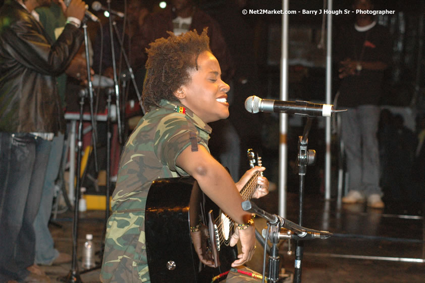 Etana - Smile Jamaica, Nine Miles, St Anns, Jamaica - Saturday, February 10, 2007 - The Smile Jamaica Concert, a symbolic homecoming in Bob Marley's birthplace of Nine Miles - Negril Travel Guide, Negril Jamaica WI - http://www.negriltravelguide.com - info@negriltravelguide.com...!