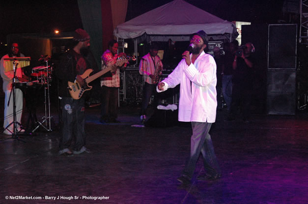 Beres Hammond - Red Stripe Reggae Sumfest 2006 - The Summit - Jamaica's Greatest, The World's Best - Saturday, July 22, 2006 - Montego Bay, Jamaica - Negril Travel Guide, Negril Jamaica WI - http://www.negriltravelguide.com - info@negriltravelguide.com...!