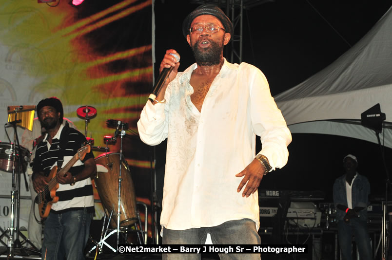 Beres Hammond @ Unite The People An International Reggae Fest, Featuring: Beres Hammond, Coco T, Queen Ifrica, Khalil, Cameal Davis, Iley Dread, Rochelle, Geoffrey Star, Ras Penco, Kool DeLoy, Otis Gayle, J.McKay, Tiney Winey, Venue at Norman Manley Boulevard, Negril, Westmoreland, Jamaica - Saturday, April 4, 2009 - Photographs by Net2Market.com - Barry J. Hough Sr, Photographer/Photojournalist - Negril Travel Guide, Negril Jamaica WI - http://www.negriltravelguide.com - info@negriltravelguide.com...!