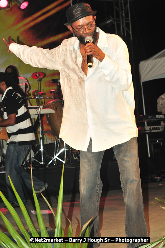 Beres Hammond @ Unite The People An International Reggae Fest, Featuring: Beres Hammond, Coco T, Queen Ifrica, Khalil, Cameal Davis, Iley Dread, Rochelle, Geoffrey Star, Ras Penco, Kool DeLoy, Otis Gayle, J.McKay, Tiney Winey, Venue at Norman Manley Boulevard, Negril, Westmoreland, Jamaica - Saturday, April 4, 2009 - Photographs by Net2Market.com - Barry J. Hough Sr, Photographer/Photojournalist - Negril Travel Guide, Negril Jamaica WI - http://www.negriltravelguide.com - info@negriltravelguide.com...!